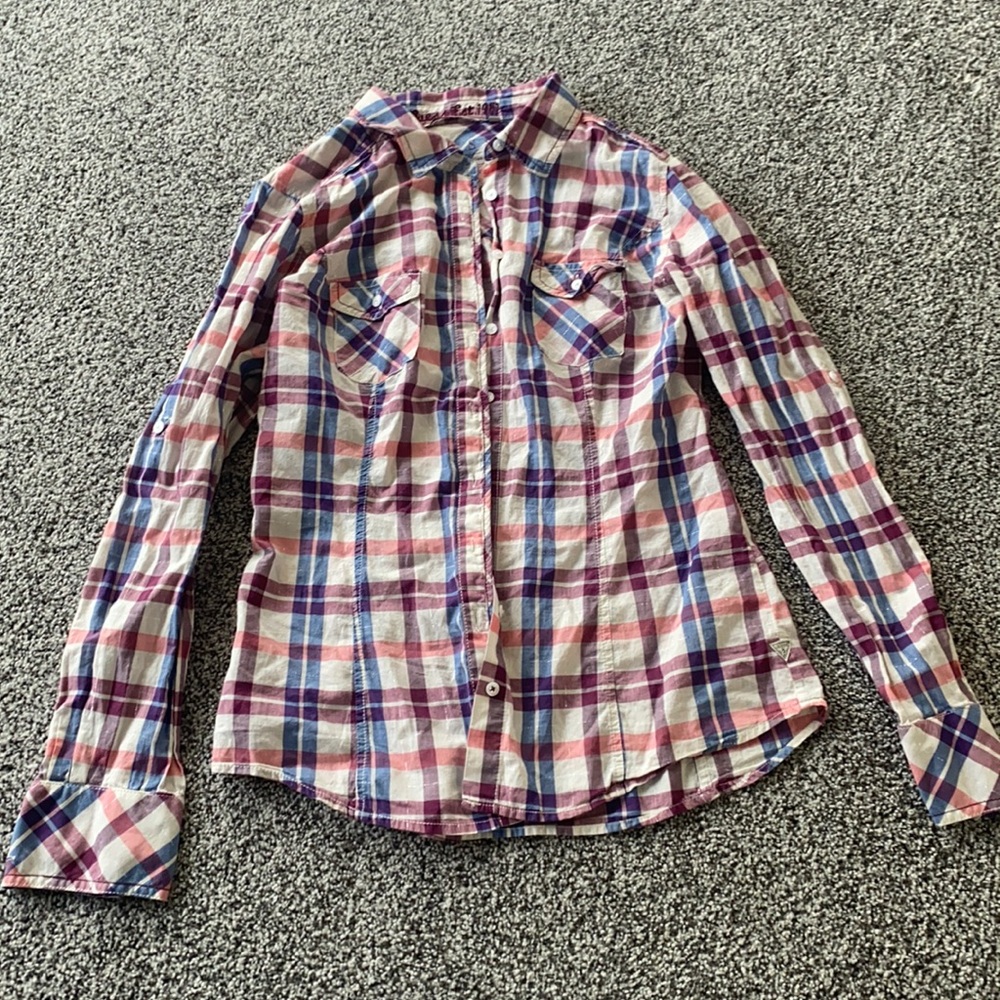 Women’s Guess button shirt. Size Medium